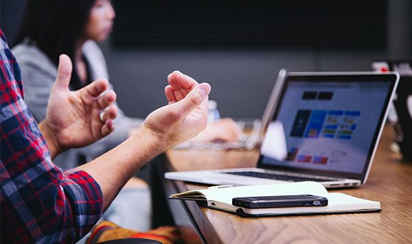 Mann arbeitet am Computer und gestikuliert